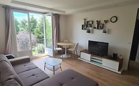 Sunny And Renovated Flat In Secure Residence